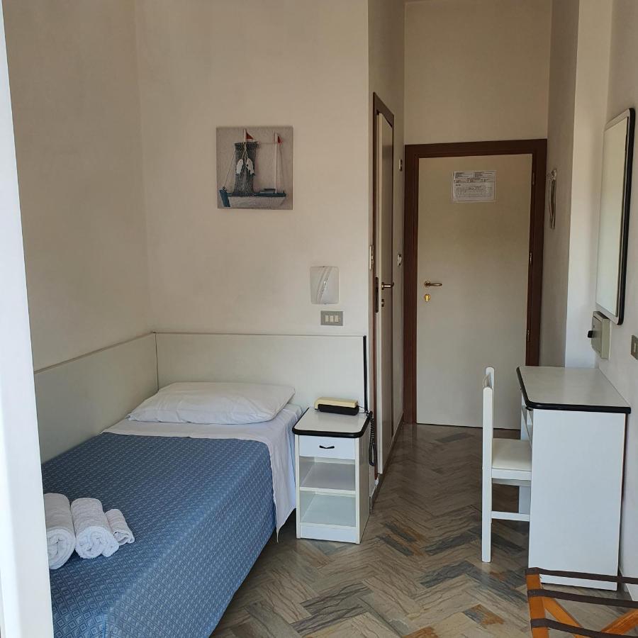 Hotel Tre Assi Римини Экстерьер фото