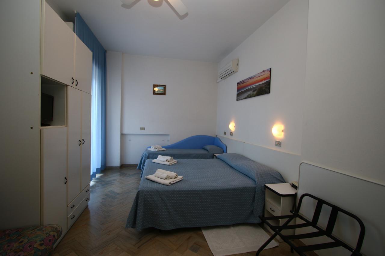 Hotel Tre Assi Римини Экстерьер фото