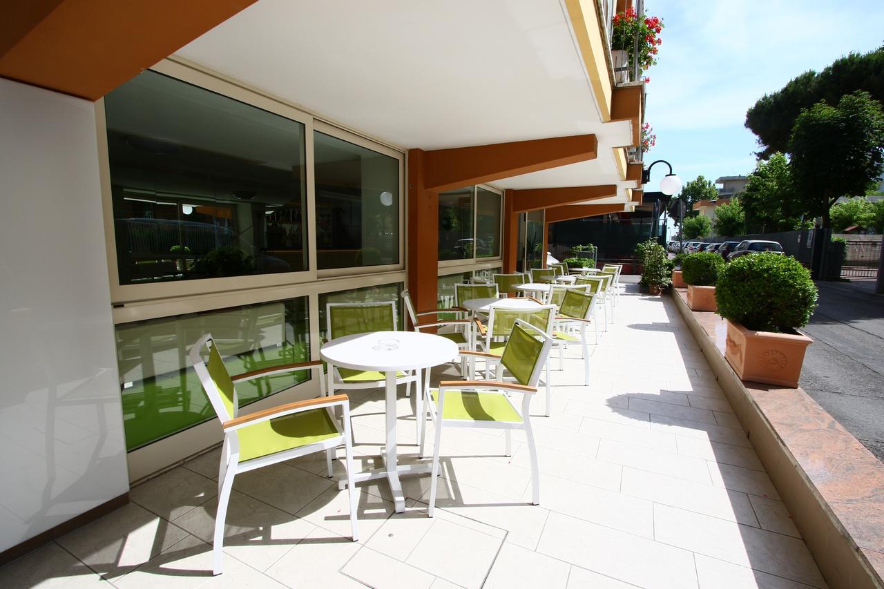 Hotel Tre Assi Римини Экстерьер фото