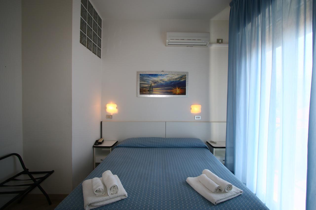 Hotel Tre Assi Римини Экстерьер фото