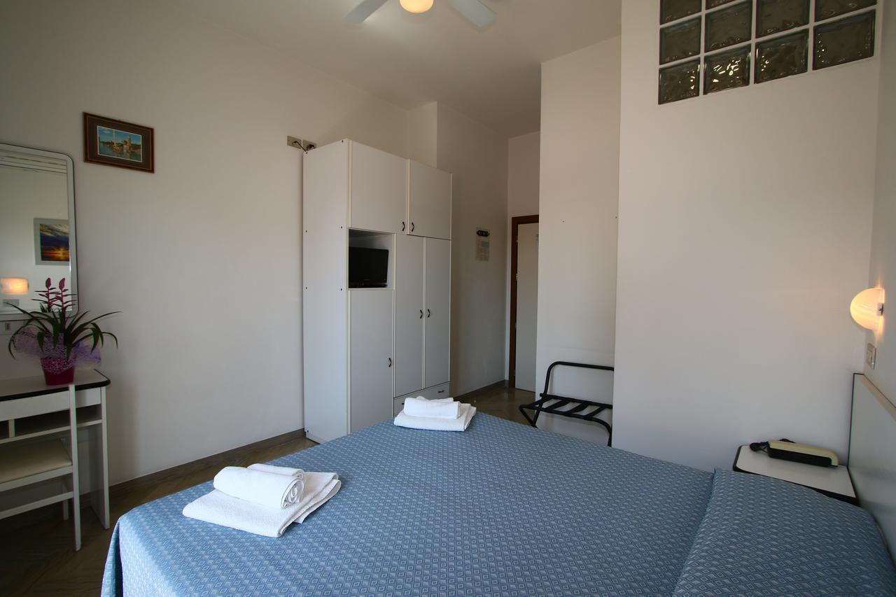 Hotel Tre Assi Римини Экстерьер фото