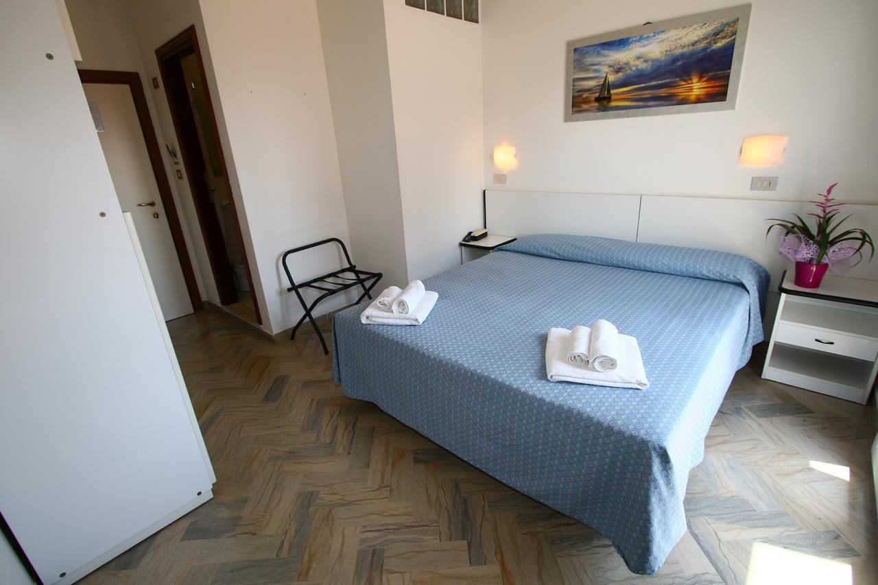 Hotel Tre Assi Римини Экстерьер фото