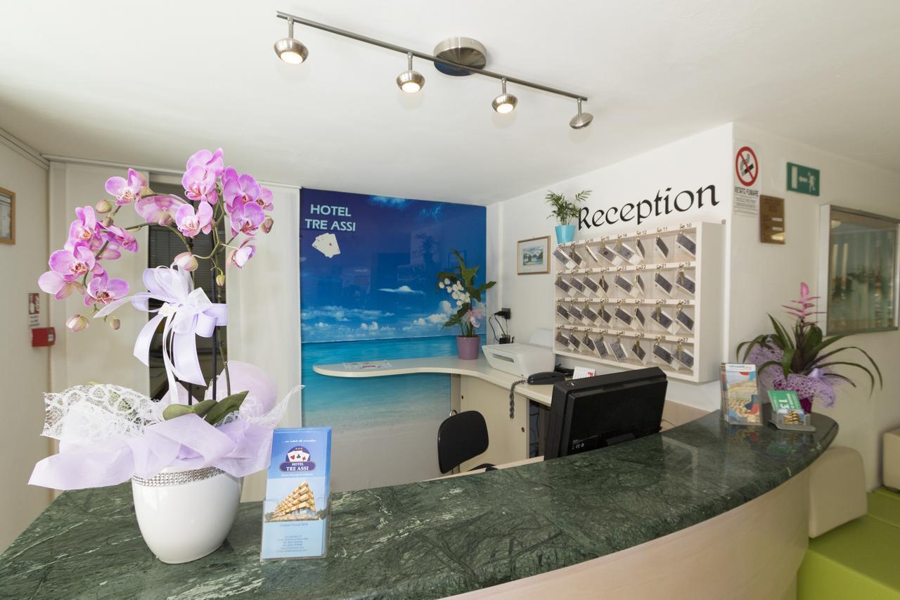 Hotel Tre Assi Римини Экстерьер фото