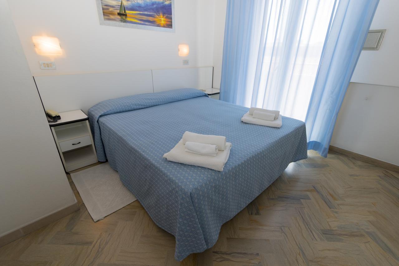 Hotel Tre Assi Римини Экстерьер фото